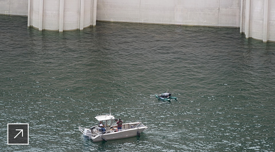 From the Lake Powell reservoir, Autodesk partner e-Trac guides a remotely operated vehicle (ROV) that uses sonar to scan the dam’s underwater surfaces.